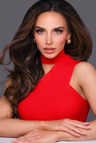 Headshot of Chloe Burke